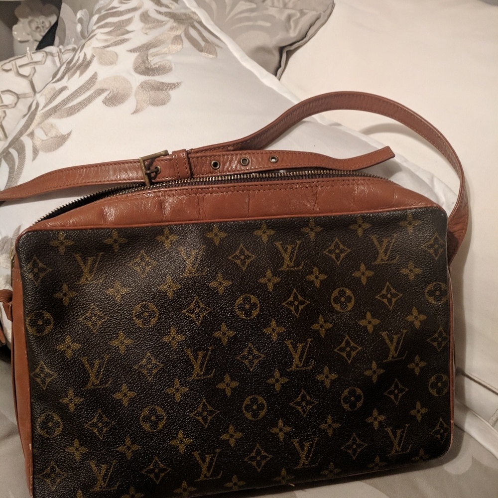 (Louis Vuitton) Selling my Sac Bandolier Bag.